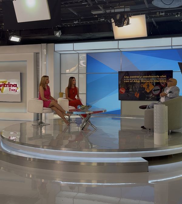 Plano general del programa al aire durante la entrevista