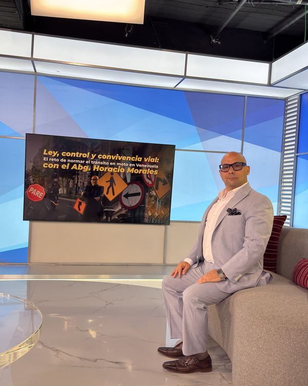El Dr. Horacio Morales en el plató de Televen, con el rótulo del segmento en pantalla
